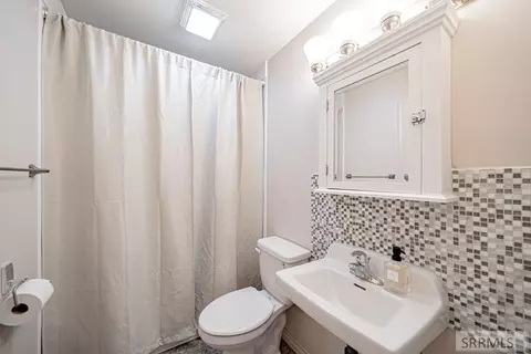 Bath - 2955 S Central Ave, Ammon, ID 83406 photo 3 of 4