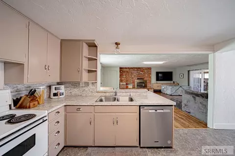 Kitchen - 2955 S Central Ave, Ammon, ID 83406 photo 4 of 7