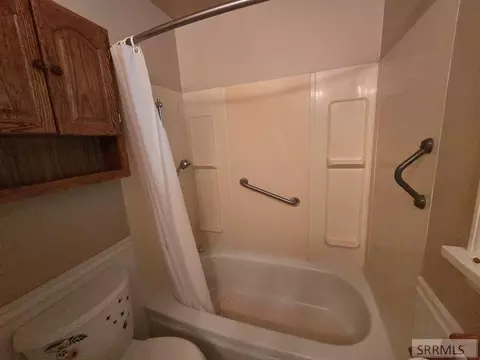 Bath - 401 S 3rd St, Leadore, ID 83464 photo 3 of 3