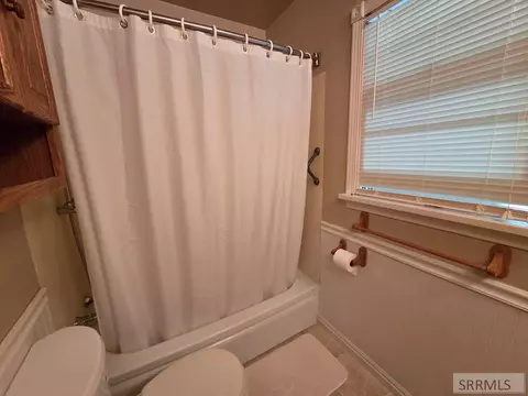 Bath - 401 S 3rd St, Leadore, ID 83464 photo 2 of 3
