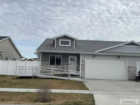 957 Pinewood Ave, Chubbuck, ID 83202