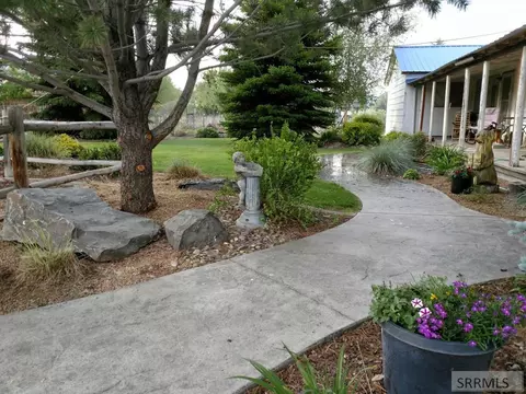 8 Goodman Ln, Salmon, ID 83467