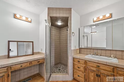 Bath - 435 N 1500 E, Saint Anthony, ID 83445 photo 3 of 10
