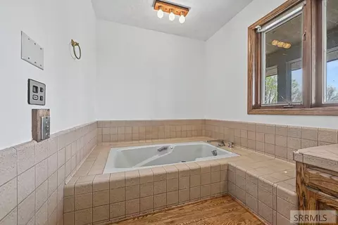 Bath - 435 N 1500 E, Saint Anthony, ID 83445 photo 6 of 10