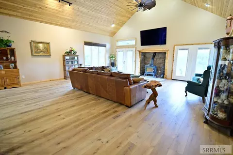 Living - 71 Lookout Cir, Irwin, ID 83428 photo 4 of 6
