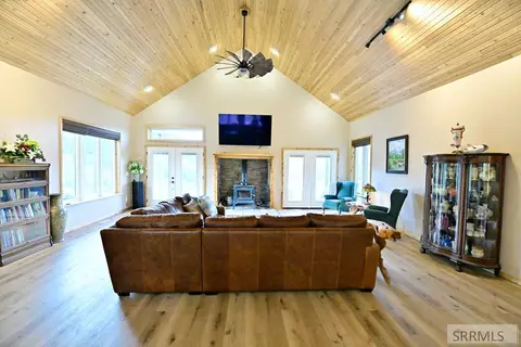 Living - 71 Lookout Cir, Irwin, ID 83428 photo 3 of 6