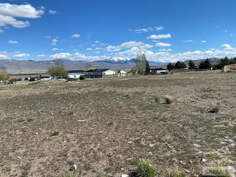 911 Custer St, Challis, ID 83226