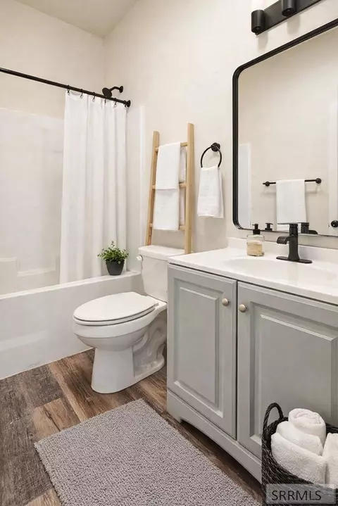 Bath - 359 Challis Ave, Arco, ID 83213 photo 1 of 7
