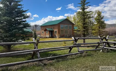 4239 Summit Dr, Mackay, ID 83251
