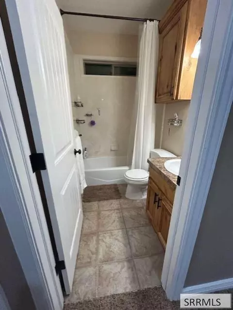 Bath - 4035 Molly Dr, Rexburg, ID 83440 photo 2 of 2