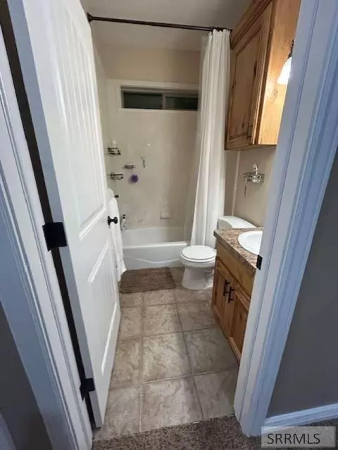 Bath - 4035 Molly Dr, Rexburg, ID 83440 photo 2 of 4