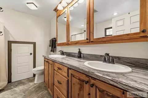 Bath - 1050 Widdison Ln, Rexburg, ID 83440 photo 1 of 5