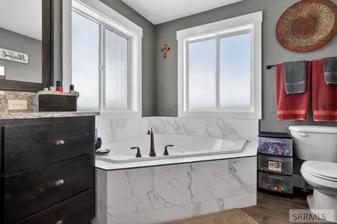 Bath - 372 Andesite Dr, Pocatello, ID 83201 photo 4 of 7