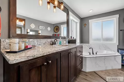 Bath - 372 Andesite Dr, Pocatello, ID 83201 photo 2 of 7