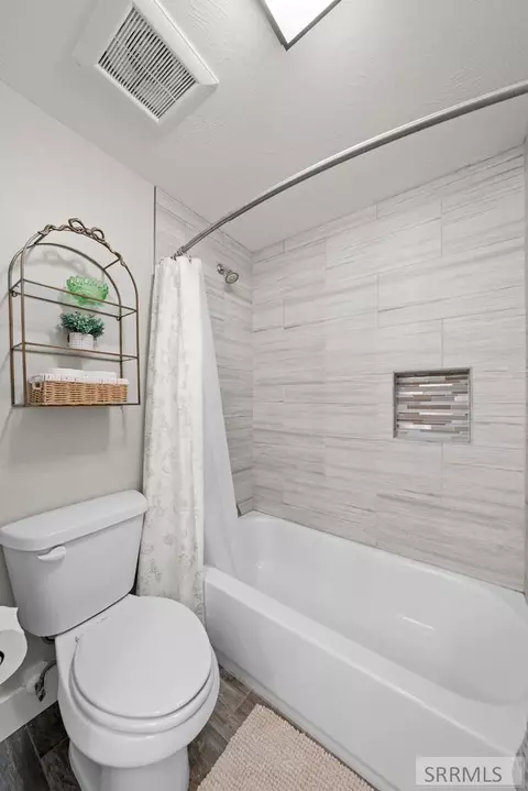 Bath - 1059 N 575 E, Firth, ID 83236 photo 9 of 12