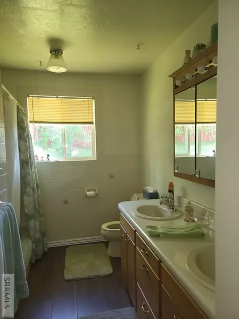 Bath - 560 N Front St, Arco, ID 83213 photo 4 of 5