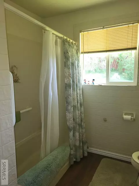 Bath - 560 N Front St, Arco, ID 83213 photo 5 of 5