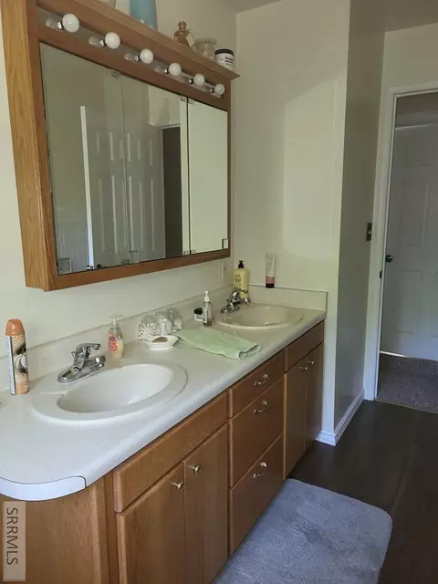 Bath - 560 N Front St, Arco, ID 83213 photo 3 of 5