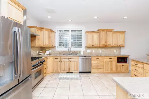 8021 Wild Horse Ln, Idaho Falls, ID 83406