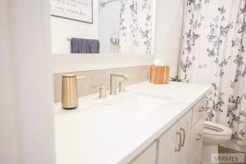 Bath - 4900 Torcello Dr, Ammon, ID 83406 photo 6 of 9