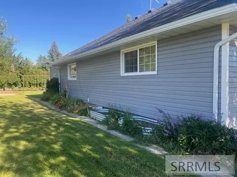 Exterior - 906 S Main St, Grace, ID 83241 photo 2 of 12