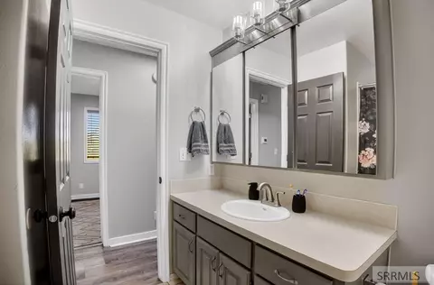 Bath - 4465 E Cochise Dr, Ammon, ID 83406 photo 2 of 5