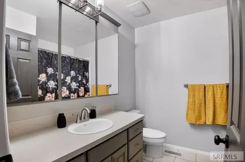 Bath - 4465 E Cochise Dr, Ammon, ID 83406 photo 1 of 5