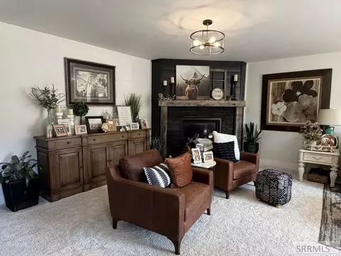 Living - 403 9th St, Salmon, ID 83467 photo 2 of 5
