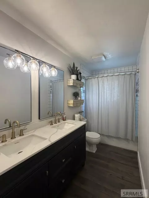 Bath - 403 9th St, Salmon, ID 83467 photo 3 of 4
