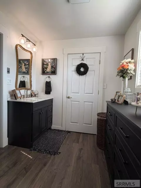 Bath - 403 9th St, Salmon, ID 83467 photo 2 of 4