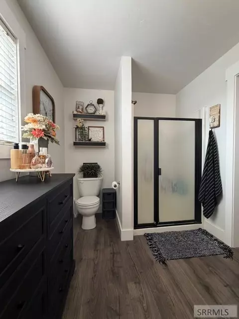 Bath - 403 9th St, Salmon, ID 83467 photo 1 of 4