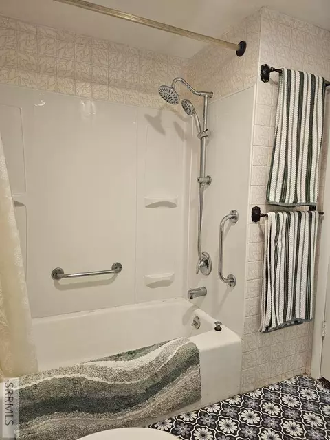 Bath - 212 Pine St, Mackay, ID 83251 photo 2 of 4
