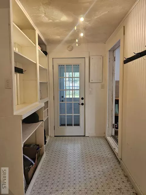 Entry Way - 212 Pine St, Mackay, ID 83251 photo 4 of 6