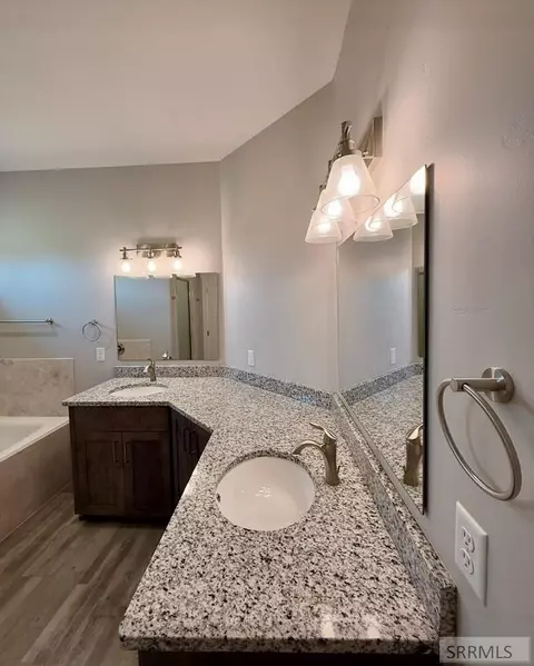 Bath - 1406 N 615 E, Shelley, ID 83274 photo 3 of 8