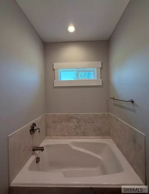 Bath - 1406 N 615 E, Shelley, ID 83274 photo 7 of 8