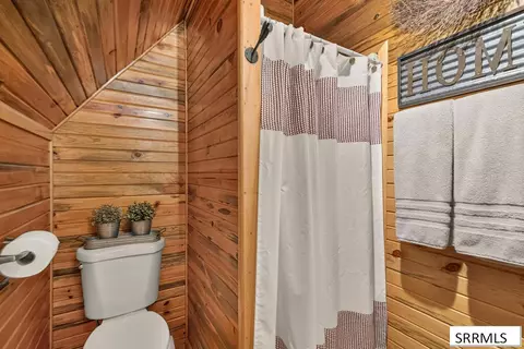Bath - 4236 Summit Dr, Mackay, ID 83251 photo 2 of 3
