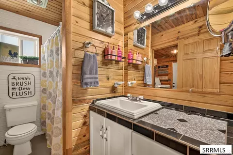 Bath - 4236 Summit Dr, Mackay, ID 83251 photo 3 of 3
