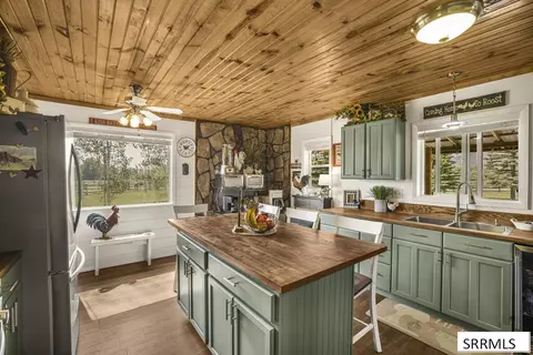 Kitchen - 4236 Summit Dr, Mackay, ID 83251 photo 2 of 5