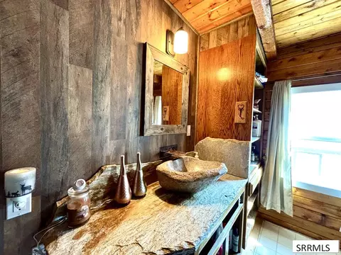 Bath - 113 Willowtree Dr, Salmon, ID 83467 photo 2 of 3