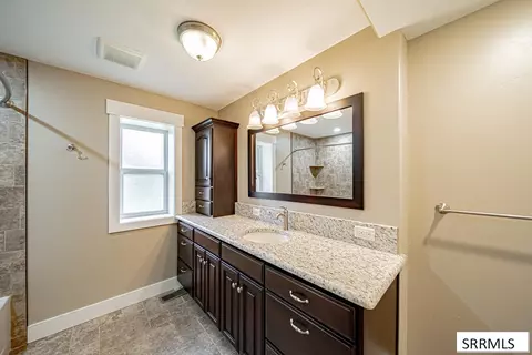 Bath - 402 S 1100 W, Pingree, ID 83262 photo 1 of 14