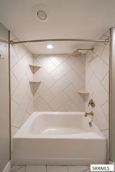 Bath - 402 S 1100 W, Pingree, ID 83262 photo 10 of 14