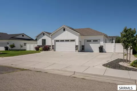 Exterior - 1102 Diamond Dr, Ammon, ID 83406 photo 2 of 9