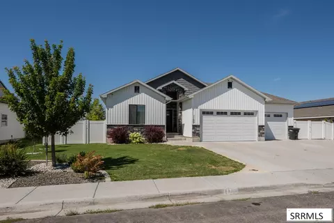 Exterior - 1102 Diamond Dr, Ammon, ID 83406 photo 3 of 9