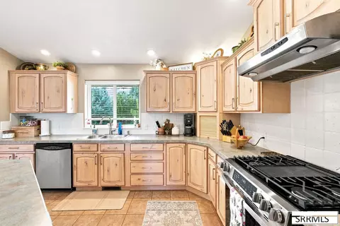 Kitchen - 3939 154 N, Rigby, ID 83442 photo 4 of 5