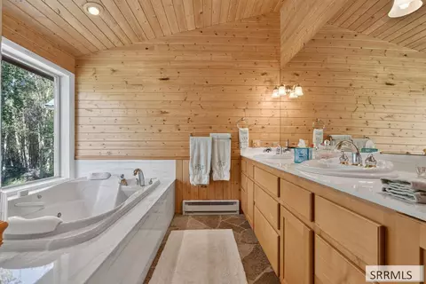 Bath - 6258 Bartlett Point Rd, Mackay, ID 83251 photo 2 of 4