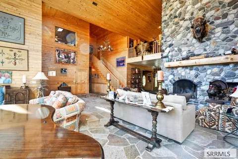 Living - 6258 Bartlett Point Rd, Mackay, ID 83251 photo 4 of 5
