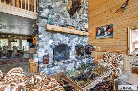 Living - 6258 Bartlett Point Rd, Mackay, ID 83251 photo 5 of 5