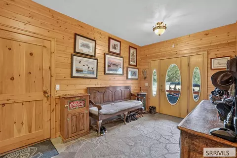 Entry Way - 6258 Bartlett Point Rd, Mackay, ID 83251 photo 3 of 5