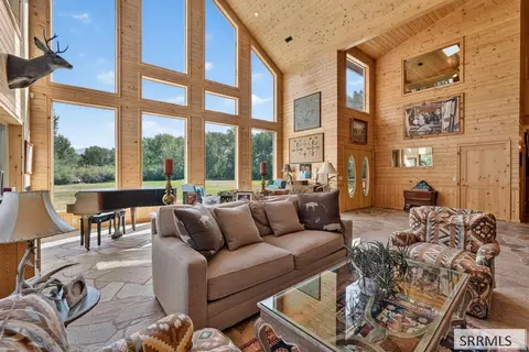 Living - 6258 Bartlett Point Rd, Mackay, ID 83251 photo 2 of 5