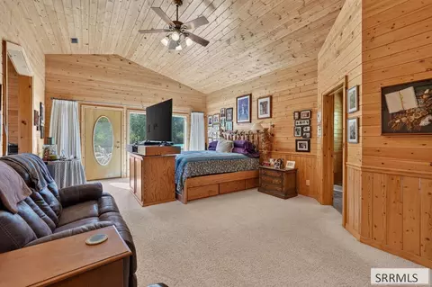 Bedroom - 6258 Bartlett Point Rd, Mackay, ID 83251 photo 14 of 16